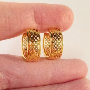 18K Gold Filled Carved Hoop Huggie Earrings 14mm